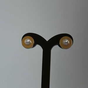 Elegant Gold and Pearl Stud Earrings